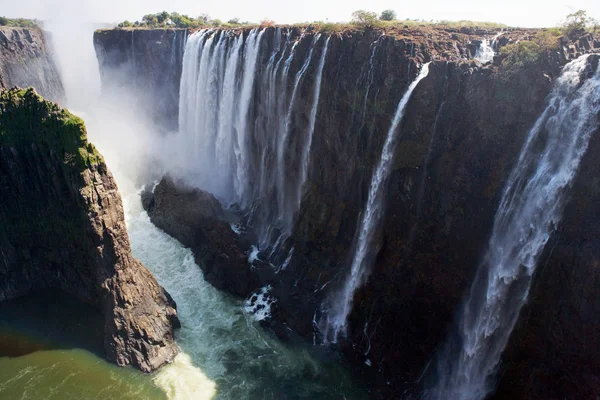 Las cataratas Victoria es la cortina de agua más grande del mundo . — Foto de Stock