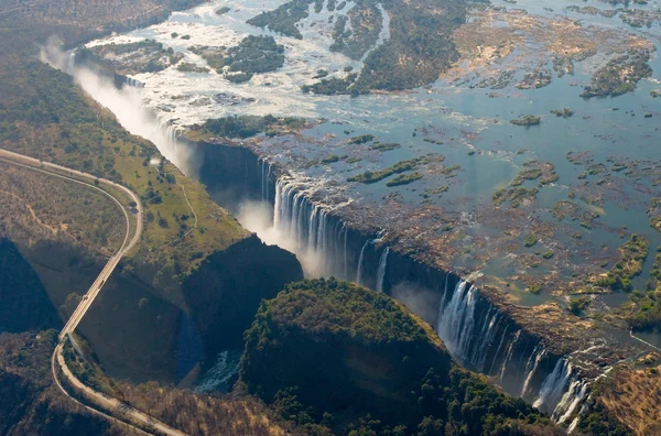 Las cataratas Victoria es la cortina de agua más grande del mundo . — Foto de Stock