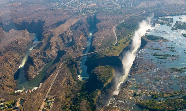 Las cataratas Victoria es la cortina de agua más grande del mundo . — Foto de Stock