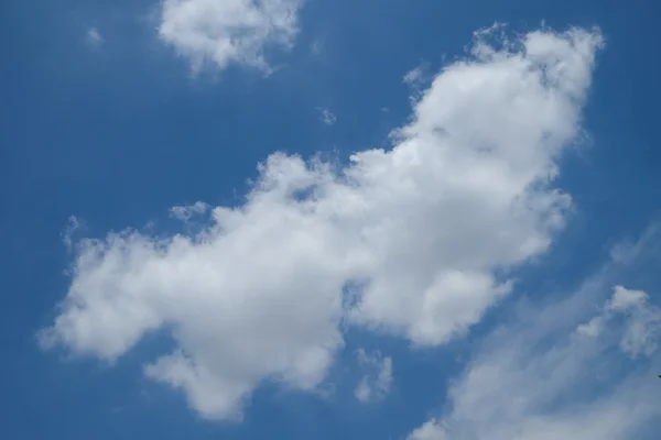 Σύννεφο και μπλε ουρανός — Φωτογραφία Αρχείου