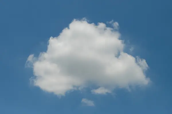 Chmura i błękitne niebo — Zdjęcie stockowe