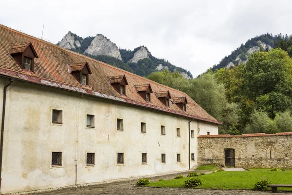 Blick vom Hof des Roten Klosters auf die Spitze des Drei-Kronen-Berges, Slowakei — Stockfoto