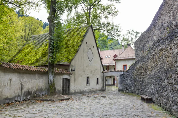 院子里的 Pieniny，斯洛伐克的红色修道院 — 图库照片
