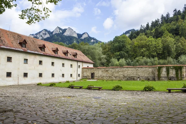 Vista dal cortile del Monastero Rosso alla cima della montagna delle Tre Corone, Slovacchia — Foto Stock