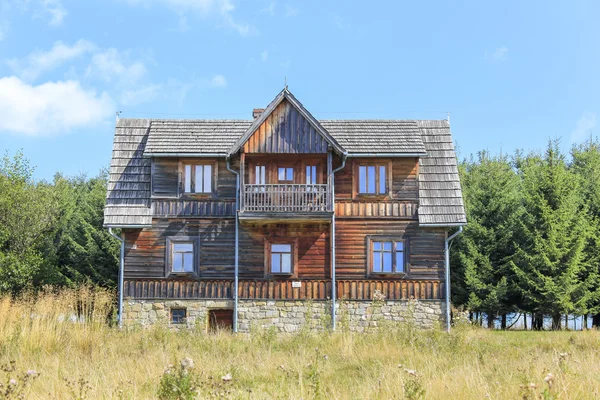 Wooden villa in the tourist settlement Czorsztyn, Poland — Stock Photo, Image