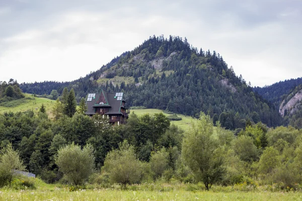 Berghütte am Fuße von drei Kronen Berg, Polen — Stockfoto