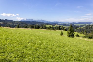 Slovakya'dan görülen Tatra Dağları doruklarına