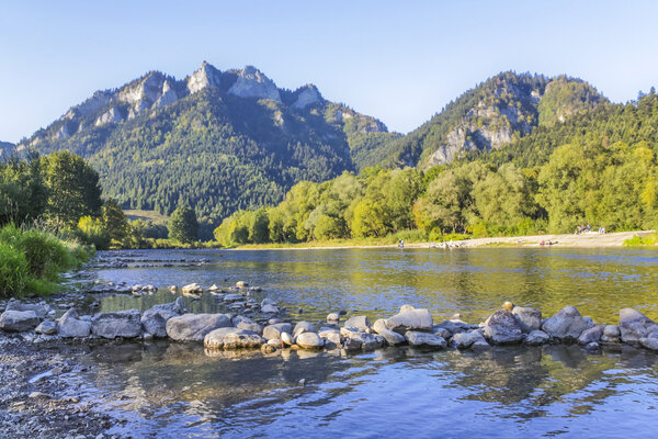 Трехгорная гора и река Дунаец, Польша
