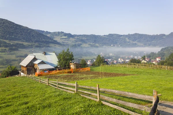 Bauernhof in den Bergen, Polen — Stockfoto