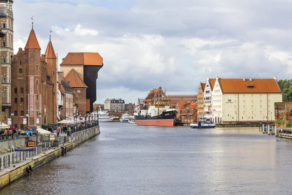 Historische kraan en National Maritime Museum in Gdansk, Polen — Stockfoto