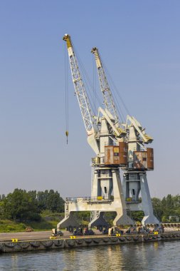 Gdansk, Polonya limanında vinçler