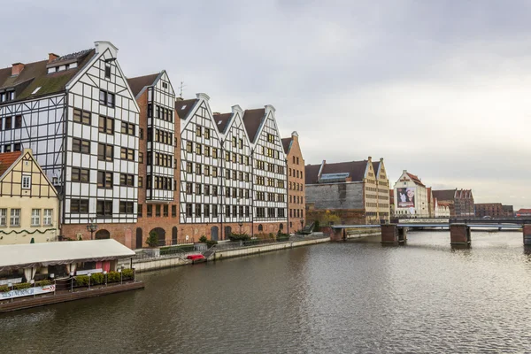 Gamla spannmålsmagasin vid floden Motlawa i Gdansk, Polen — Stockfoto