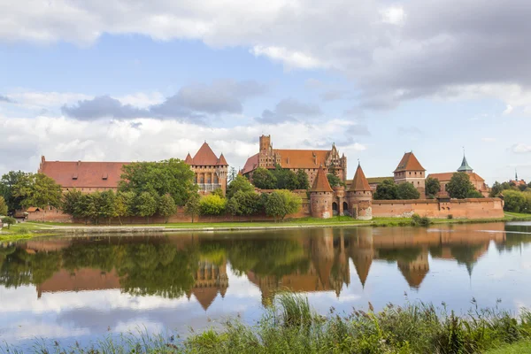 Kasteel in Malbork op de rivier Nogat, Polen — Stockfoto