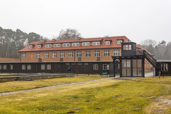 Poort van de dood en het hoofdkwartier van de commandant in de Kl Stutthof, Polen — Stockfoto