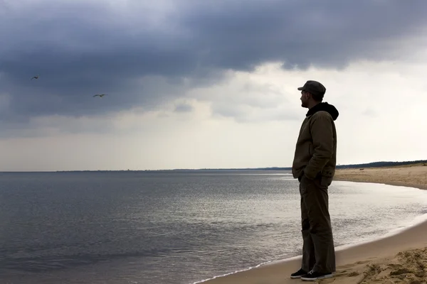 Samotny mężczyzna patrząc na morzu Obraz Stockowy