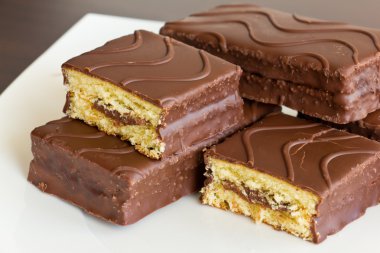 Dilimlenmiş sünger kek çikolata