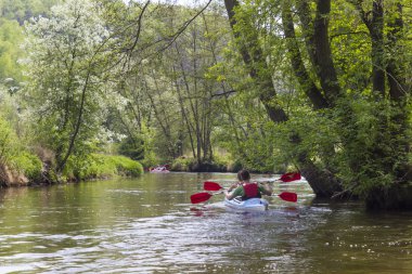 Baltow, Polonya yakınındaki Kamienna nehrinde Kayak