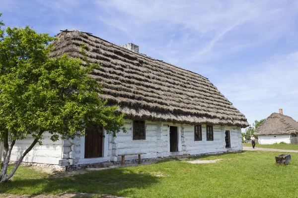 Stará chata v muzeu Tokarnia poblíž Kielce, Polsko — Stock fotografie