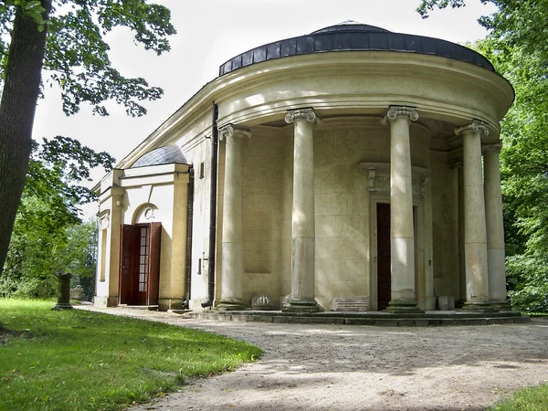 Храм Дианы в парке в Аркадии рядом с Ловичем, Польша — стоковое фото