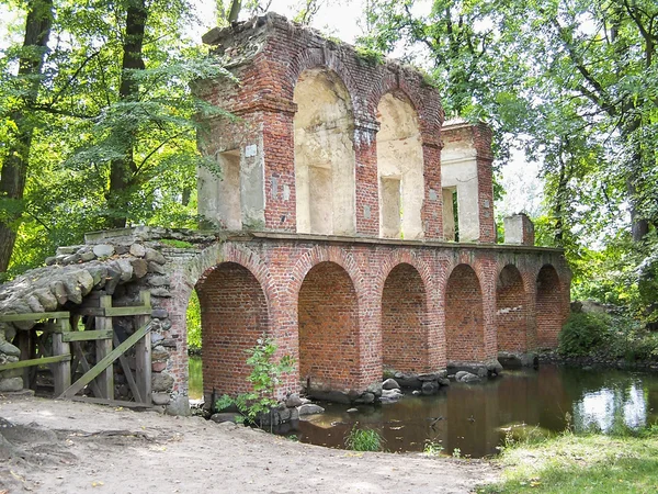 Ruinerna av akvedukten i en park i Arkadia, Polen — Stockfoto