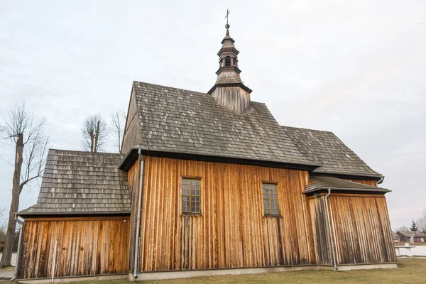 Historická modřín kostel ve vesnici Skotniki, Polsko — Stock fotografie