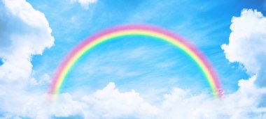 Panorama Gökkuşağı ve Mavi gökyüzü bulutlu.