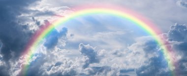 Panorama Gökkuşağı ve Mavi gökyüzü bulutlu.