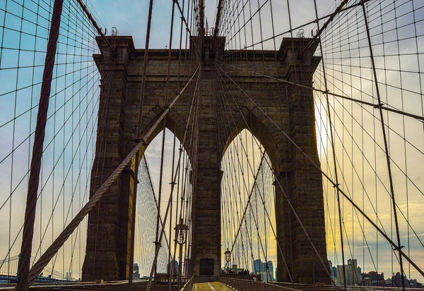 Brooklyn Köprüsü gün ışığında