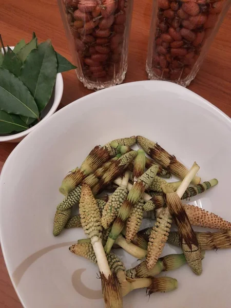 Baharda böğürtlen ve ot