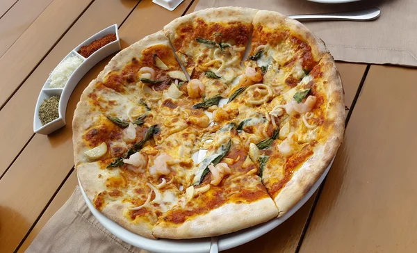 Pizza con champiñones y alcachofas Imágenes de stock libres de derechos