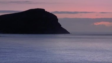 Güneş doğarken uçurumdan Atlantik Okyanusu 'na doğru kayıyor. Tenerife 'deki Kızıl Dağ kumlu plajı. Mirador Montaa Roja, Playa de la Tejita İspanya