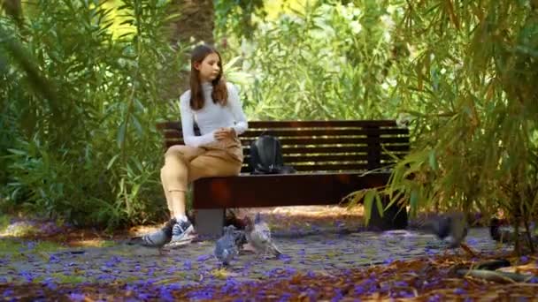Modern Rekreasyon Simgesi Nsanlar Bir Bankta Oturur Olanları Izlerler — Stok video