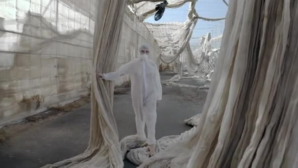 Inlåsning Europa Följderna Coronavirus Covid Pandemin Kvinnlig Forskare Hazmat Outfit — Stockvideo