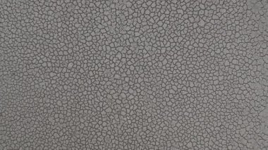 Avrupa 'da kilit altında, otel kapandıktan sonra havuzlar kurudu. Coronavirus COVID-19 salgınının sonuçları. Okyanusun çatlamış zeminindeki hava görüntüleri ekolojik felaket yüzünden kurudu. Kuru toprak Su Deposu 