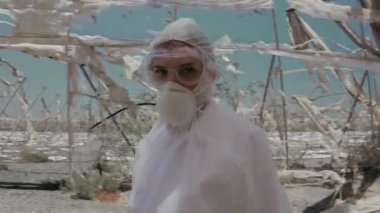 Avrupa 'da tecrit. Coronavirus COVID-19 salgınının sonuçları. Tehlikeli Madde Ekibi 'ndeki kadın bilim adamı Apokaliptik uzayı inceliyor. Plastik ve Gezegen Kirliliği Sorununun neden olduğu Sağlık Sorunları. 