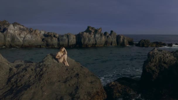 Nacktes Mädchen Felsstrand Frauen Genießen Entspannung Fkk Strand Kaukasisches Mädchen — Stockvideo