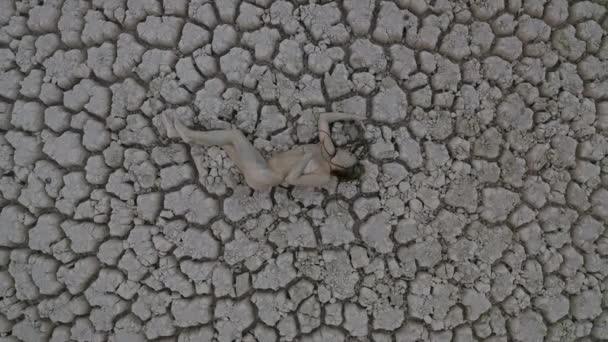 Екологічна Катастрофа Вид Зверху Виснажена Брудна Людина Лежить Сухій Тріщинній — стокове відео