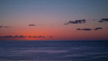 4K 'nin üzerinde kırmızı günbatımı. Güneş ufukta beliriyor. Kızıl gökyüzü, sarı güneş ve inanılmaz deniz. Yaz günbatımı deniz manzarası. Atlantik Okyanusu plaj günbatımı. Güneş dönen bulutlarda. İnanılmaz doğal gün batımları.