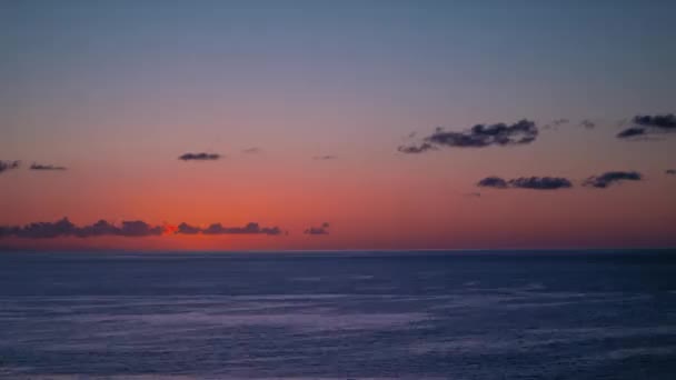 Puestas Sol Rojas Sobre Mar Video Sol Toca Horizonte Cielo — Vídeos de Stock