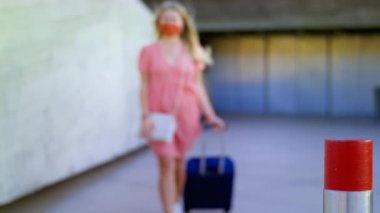 Salgın ve tecritte serbest dolaşım kavramı. ABD kimlik kartı aşısı. Bir insan güvenli bir sağlık kontrolünden geçer. Sağlık Sertifikası formu, Amerika Birleşik Devletleri için Aşı Pasaportu