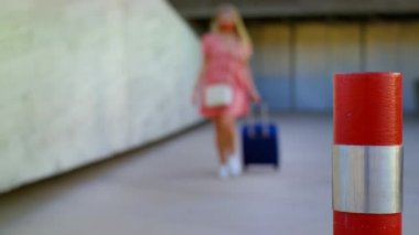 Aşı pasaportu, seyahat izni veriyor. Coronavirus Covid 19 'a karşı aşı. Dokunulmazlık ya da sağlık pasaportu, yakın plan. İnsan uluslararası güvenlik standartlarına uyar. AB Aşı Kartı