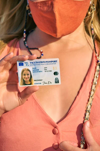 Avrupa kimlik kartı aşısı. Bir insan güvenli bir sağlık kontrolünden geçer. Turist, sınırı geçerken yasal bir Sağlık Aşılama Pasaportu sunuyor. Avrupa ve Dünya 'da tecrit. Dokunulmazlık pasaportu