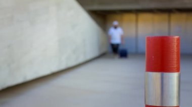 Salgın ve tecritte serbest dolaşım kavramı. ABD kimlik kartı aşısı. Bir insan güvenli bir sağlık kontrolünden geçer. İrlandalı Amerikalı seyahate çıkıyor.. 