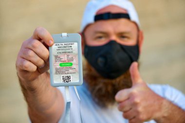 Covid-19 dokunulmazlık pasaport kontrolü. Antikorlara dayanıklı. Seyahat belgesi. Biniş kartı. Avrupa kimlik kartı aşısı. Bir kişi güvenli bir sağlık kontrolünden geçer..