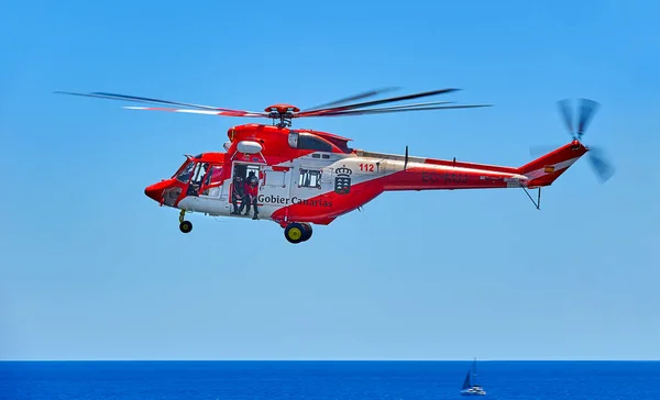 TENERİFE Adaları, Kanada Adaları, ATLANTİK OCEAN, İspanya, Mayıs 09, 2021: kıyıya yakın deniz üzerinde kurtarma helikopteri. Gerçek durum, Afrikalı mültecilerin aranması ve kurtarılması, tecrit süresince kontrol altında tutulması..