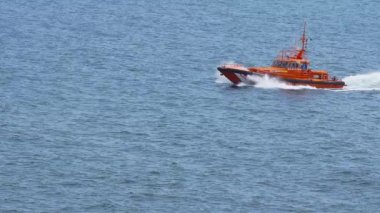 TENERİFE, Kanada Adaları, ATLANTIC OCEAN, İspanya, 11 Mayıs 2021: Gemide deniz polisi ve Avrupa kıyılarında jet ski devriyeleri. Tahta tekne Afrikalı mülteciler ve kaçak göçmenler. Yeni normal.