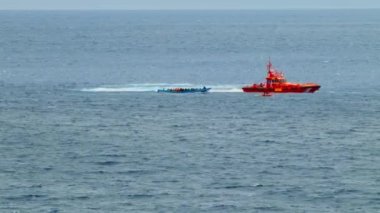 TENERİFE, Kanarya Adaları, ATLANTİK OCEAN, İspanya, 11 Mayıs 2021: Avrupa 'daki yasadışı göçmen akışı. Mültecilerin Afrika 'dan tahliye ve nakli. İnsanları deniz suyundan kurtarmak..