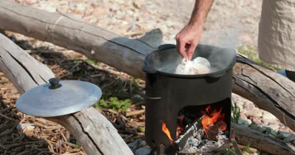 Cozinheiro Prepara Sopa Peixe Comida Cozida Uma Panela Junto Lago — Vídeo de Stock