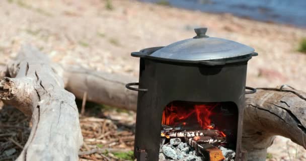 食物在湖边的锅里烹调 徒步旅行时在户外准备食物 在篝火中烹调 — 图库视频影像