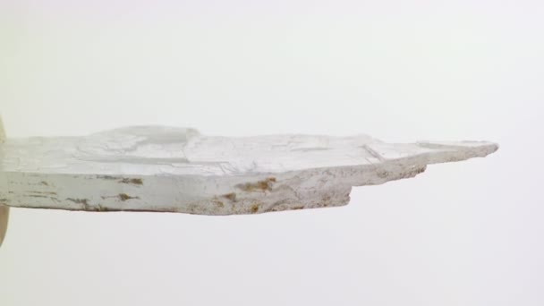 石膏や乾燥壁の生産のための原材料 リノベーション ドライウォール 背景に大きな透明な結晶 石膏ルブラムまたは石膏フィブロサム 垂直方向の映像 — ストック動画